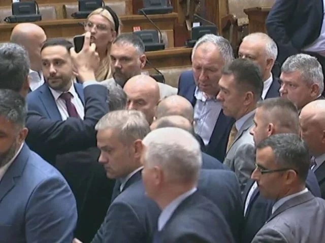 Sherr mes deputetëve serbë në parlament: Po i dërgoni një imazh Kurtit dhe botës 640 0 1688567562xdeputetet 446