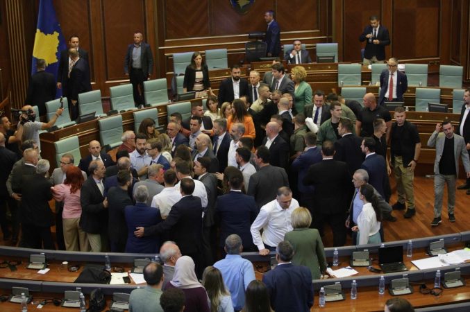 VIDEO/ Përleshje në Kuvendin e Kosovës, Konjufca thërret policinë 7ea67bd8 0c32 46bc ba55 8177d7cf1756 677x450 1
