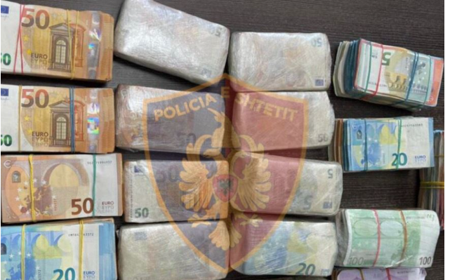 Të fshehura brenda një furgoni, sekuestrohen 16 mijë euro të padeklaruara në Vlorë Capture 2