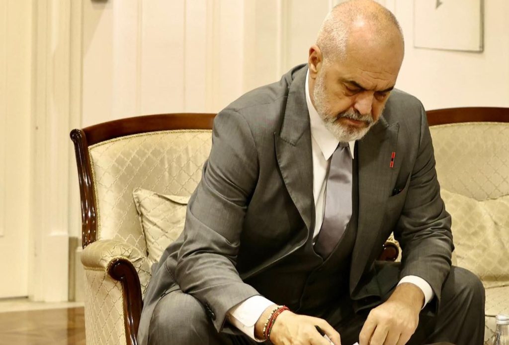 “Përshëndetje për krejt Kosovën”, Edi Rama përmbyll turin Ballkanik me darkën me Vuçiç Capture 23