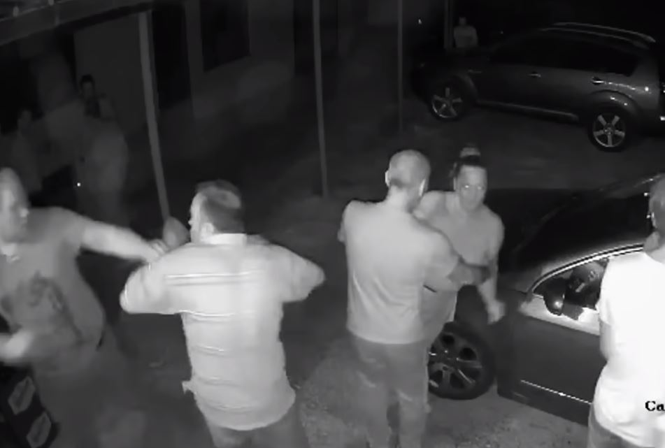 VIDEO/ Nuk i dha për të pirë, kryebashkiaku rreh brutalisht pronaren e lokalit Capture 56