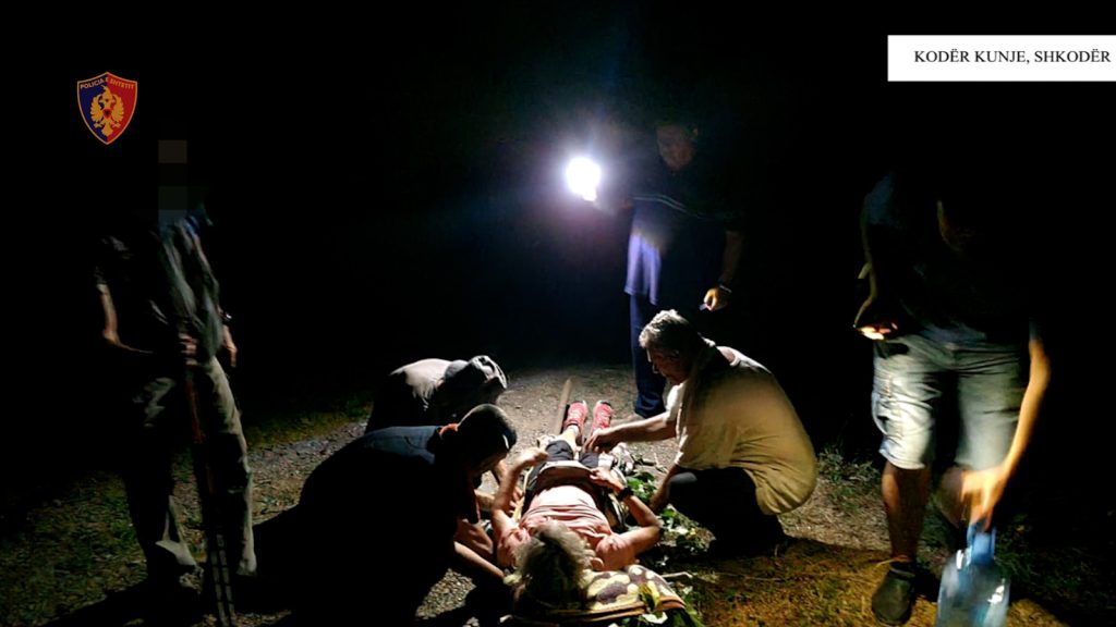 FOTO/ U dëmtua gjatë eksplorimit natën në "Kodër Kunje", Policia ndihmon turisten gjermane 1 IMG 20230721 WA0001