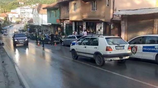 “Benzi” merr para makinat e parkuara në Dibër, dy të lënduar: Shkak shpejtësia tej normave të lejuara IMG 3388