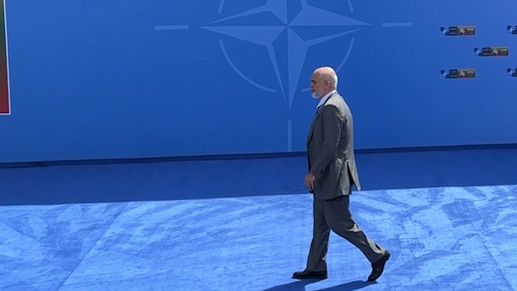 VIDEO/ Samiti i NATO-s, kryeministri Edi Rama mbërrin në Vilnius KM Mberritja ne LITEXPO Qendra e Ekspozitave dhe Kongreseve Lituaneze.mp4 snapshot 00.01 2023.07.11 11.22.17