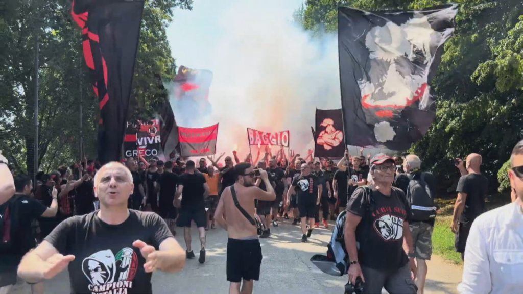 Entuziazëm dhe protesta, Milani takon tifozët MILAN PERGATITJET TIFOZET frame 0 1280x720 1