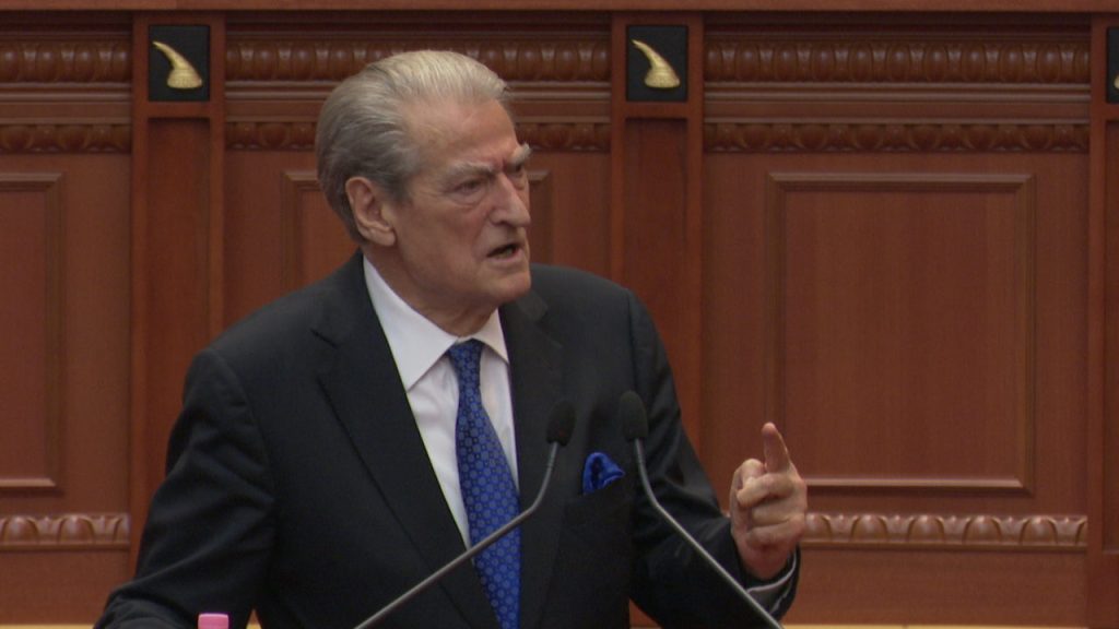 Sherr në Kuvend, Berisha: Ahmetaj ia mbathi si një hajdut ordiner. Gogu: Kërkesa e opozitës boshe PARLAMENT frame 34679 1280x720 1