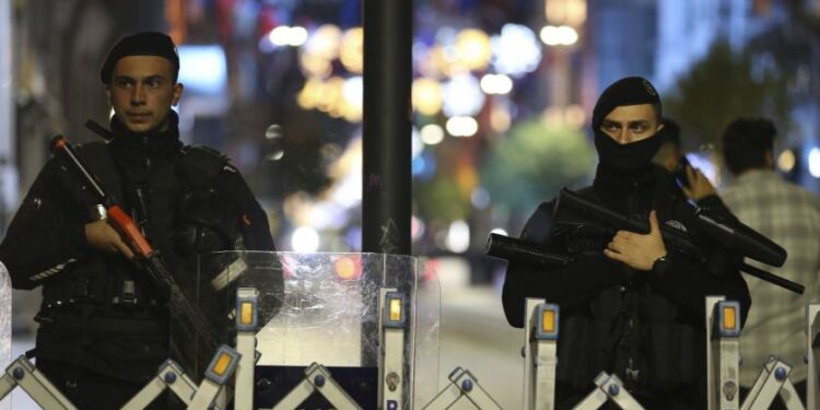 Policia turke arreston 28 shtetas të huaj për lidhje me ISIS Policia turke 750x375 1