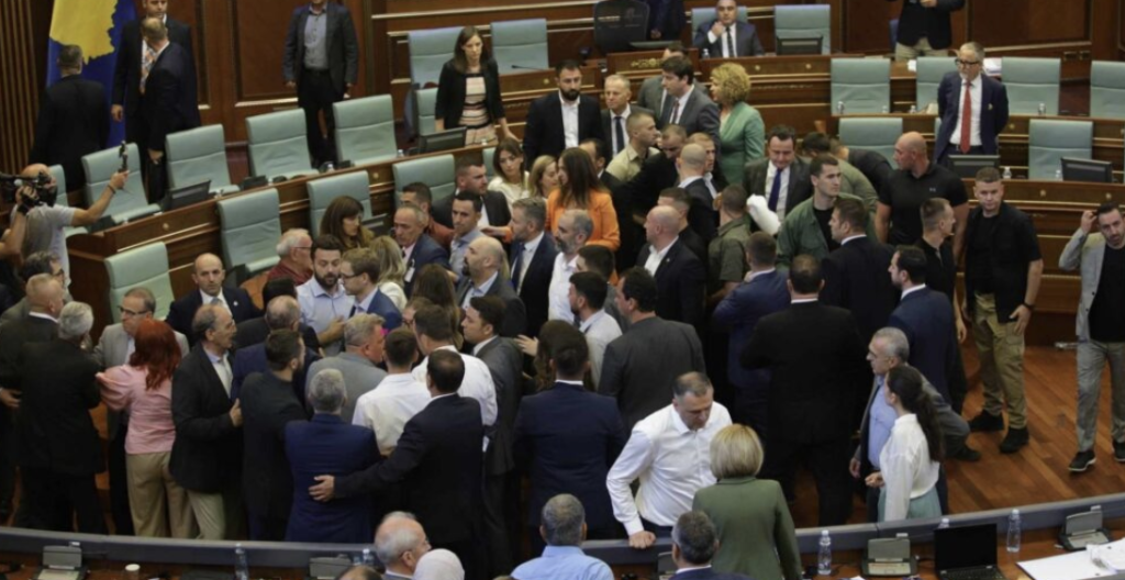 Mediat e huaja shkruajnë për përleshjen fizike në Parlamentin e Kosovës Screenshot 2023 07 13 130028
