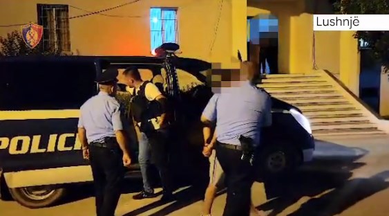 Të maskuar dhe të armatosur, kapen ‘mat’ tre të rinjtë në përpjekje për një grabitje në Lushnjë Screenshot 6