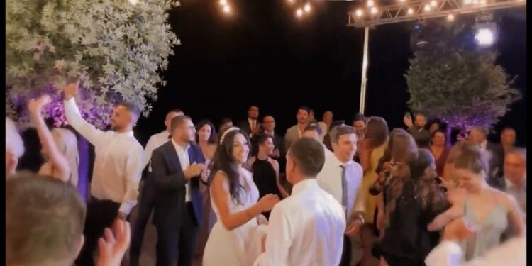VIDEO/ Në dasmën e vajzës së Jozefina Topallit, çifti vallëzon nën ritmet e muzikës shkodrane Topalli 750x375 1