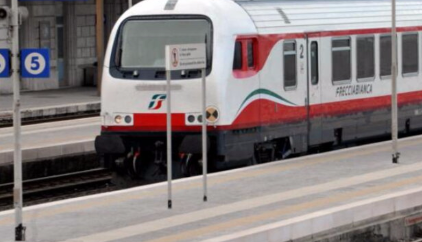 Itali, gruaja sjell në jetë fëmijën e saj në tren Tren