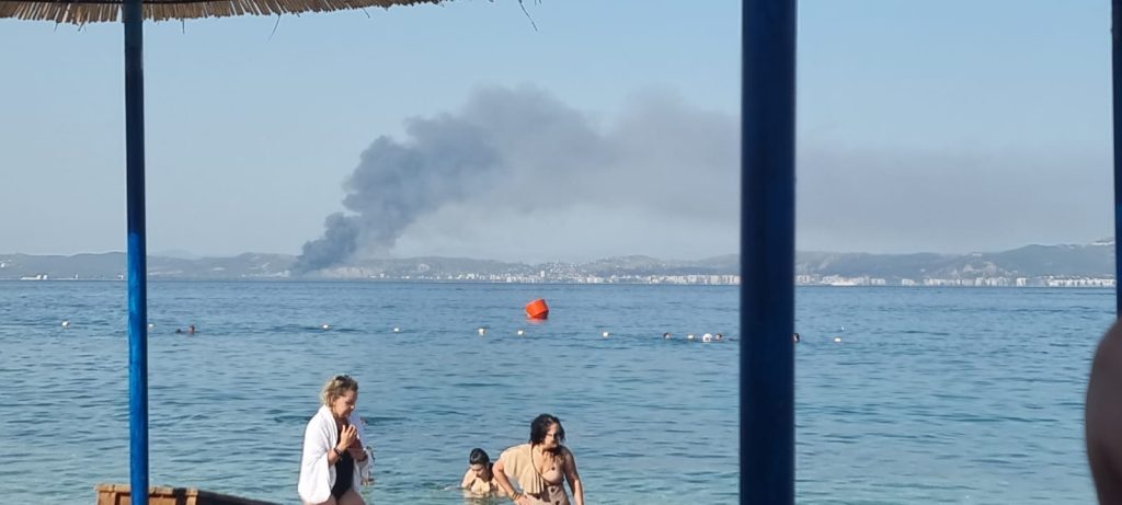 Vijon vatra e zjarrit në vendgrumbullimin e mbetjeve në Vlorë, tymi mbulon një pjesë të banesave 1 WhatsApp Image 2023 07 23 at 18.08.20