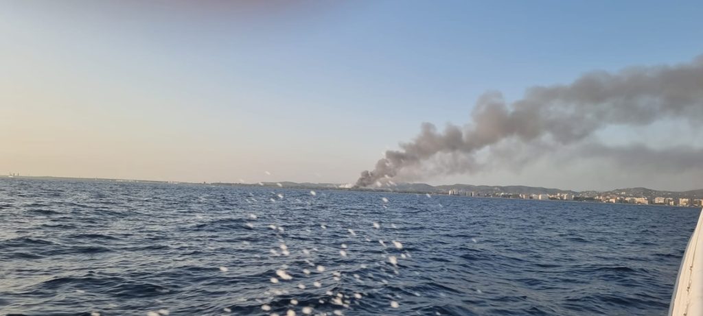 FOTO/ Zjarri në pikën e grumbullimit të mbetjeve në Vlorë vijon të përhapet, tymi “pushton” qytetin në pikun e sezonit turistik 1 WhatsApp Image 2023 07 23 at 19.13.12 1