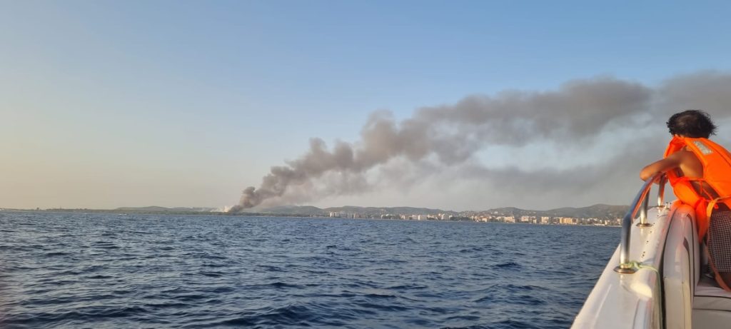 FOTO/ Zjarri në pikën e grumbullimit të mbetjeve në Vlorë vijon të përhapet, tymi “pushton” qytetin në pikun e sezonit turistik 2 WhatsApp Image 2023 07 23 at 19.13.12