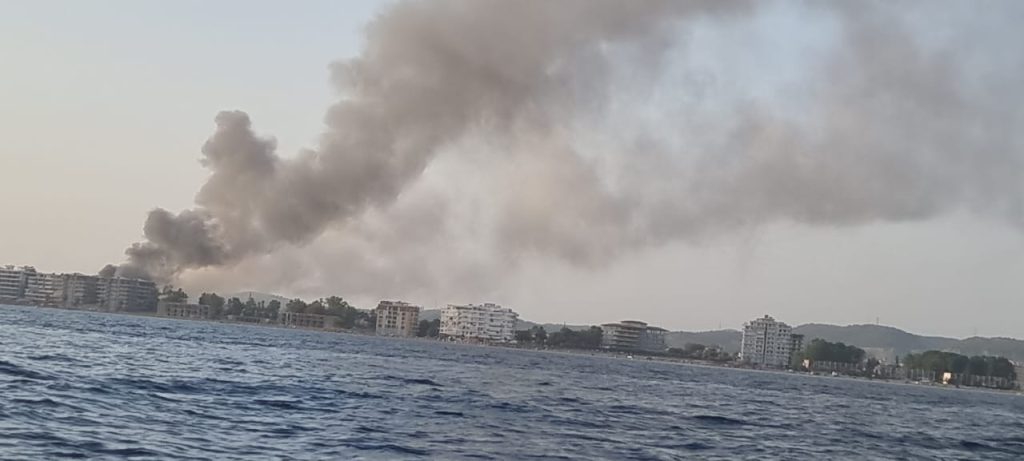 FOTO/ Zjarri në pikën e grumbullimit të mbetjeve në Vlorë vijon të përhapet, tymi “pushton” qytetin në pikun e sezonit turistik WhatsApp Image 2023 07 23 at 19.13.14