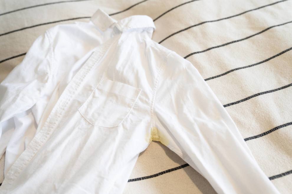 Si të hiqni me lehtësi njollat e verdha të djersës nga rrobat tuaja të preferuara! a white shirt with a yellow armpit stain