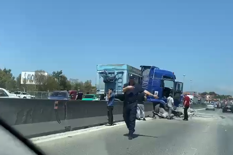 Përplasen dy kamionë në autostradën Tiranë-Durrës, bllokohet qarkullimi i automjeteve aksident 2