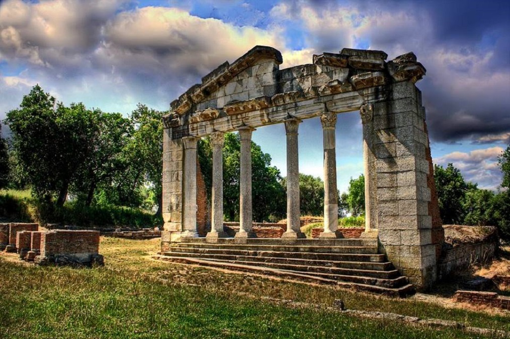 Faqja e njohur turistike: Vizitojini patjetër këto bukuri të Shqipërisë apollonia