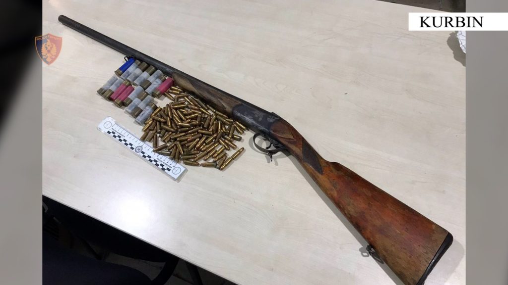Ushtronte dhunë ndaj bashkëshortes dhe e kërcënonte me jetë, 64-vjeçari arrestohet nga policia arme kurbin