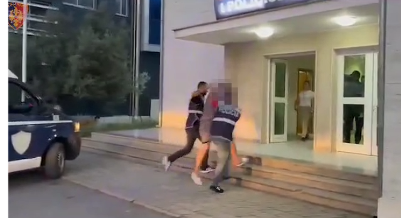 Mbante armë zjarri në automjet teksa lëvizte, arrestohet 26-vjeçari arrestim