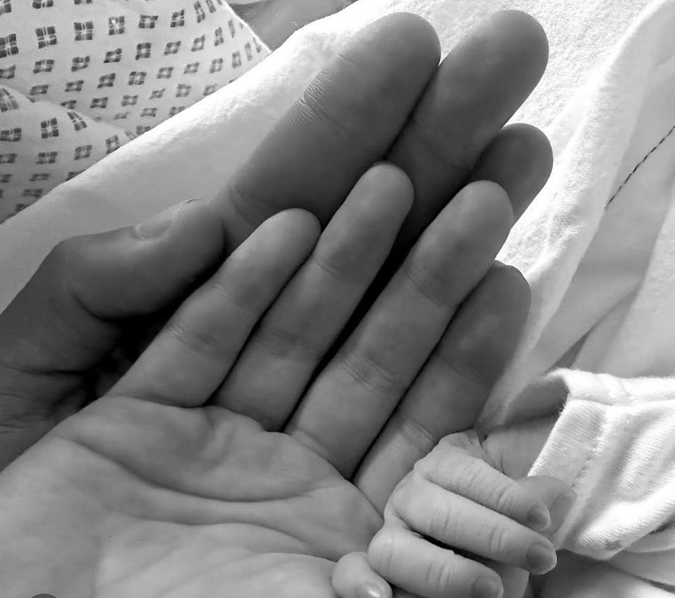 Greenwood dhe vajza që e akuzoi për përdhunim bëhen prindër 1 beb