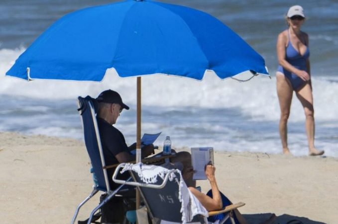 Presidenti Joe Biden nis pushimet, relaksohet në plazh me bashkëshorten Jill biden 4 679x450 1