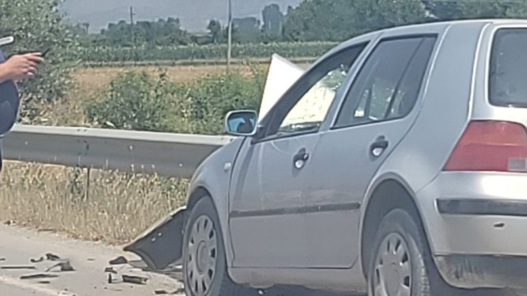 Makina përplaset me barrierat e rrugës, dy të lënduar në Korçë ddf330af 6933 4024 9f01 b103e9e4a0ab 770x433 1