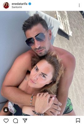 Eneda Tarifa poston për herë të parë foton me partnerin e ri, pushime në Santorini 4 eneda 271x400 1