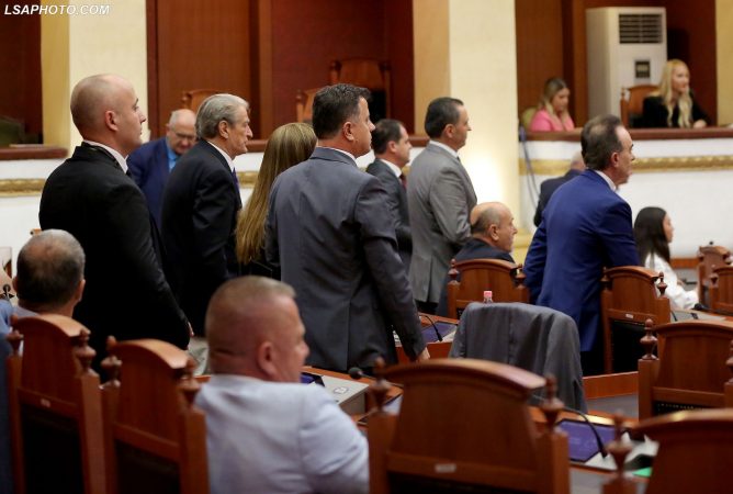 Deputetët e opozitës nuk lejojnë Celibashin të marrë fjalën. Ndërpritet seanca f22dba70 97f6 44bd ab76 5e55b66c918e 668x450 1