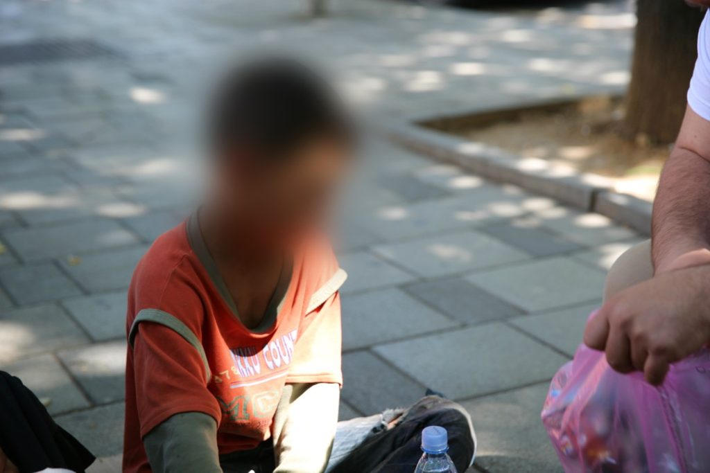 Nxirrnin fëmijët e tyre të mitur për të lypur, procedohen penalisht dy nëna femije qe lypin