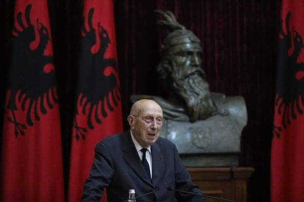 Albanologu francez i dhuron bibliotekën e tij Shqipërisë fran