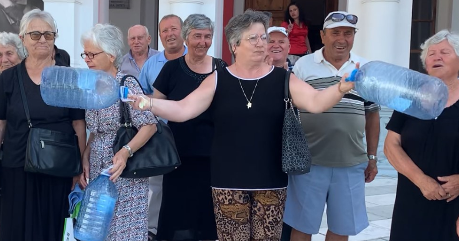 Banorët e Nartës protestojnë para Bashkisë Vlorë: Duam ujë në shtëpi i