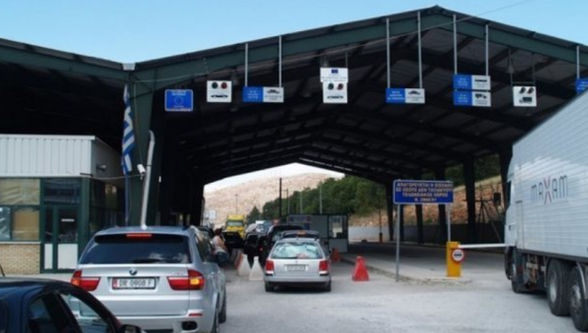 Kamion me mallra kontrabandë në Kapshticë, arrestohet doganieri dhe shoferi kapshtice