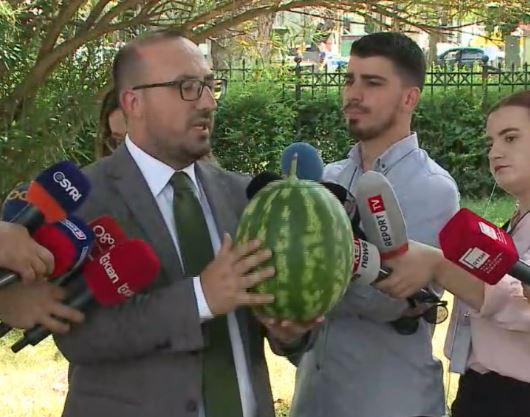 FOTO/ Deputeti shkon me shalqi në Parlament: Fondet e BE-së i hëngri AZHBR me Ministrinë e Bujqësisë 1 korreshi 1