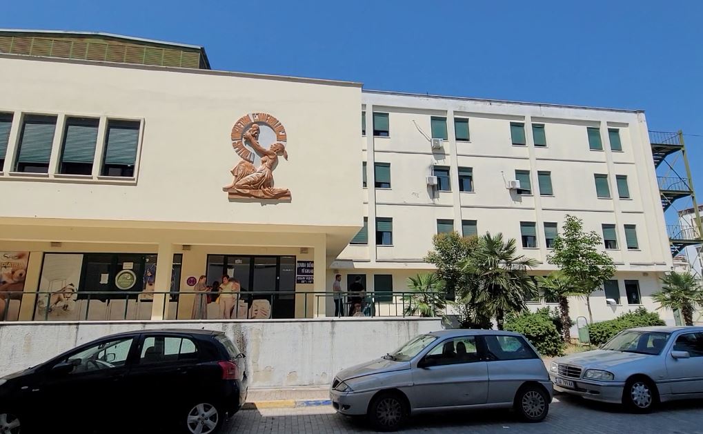 “Partneri më la”, e reja shtatzënë paraqitet në maternitet, kërkon të lindë fëmijën dhe më pas ta braktisë materniteti durres