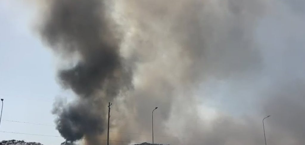 Vijon vatra e zjarrit në vendgrumbullimin e mbetjeve në Vlorë, tymi mbulon një pjesë të banesave maxresdefault 6