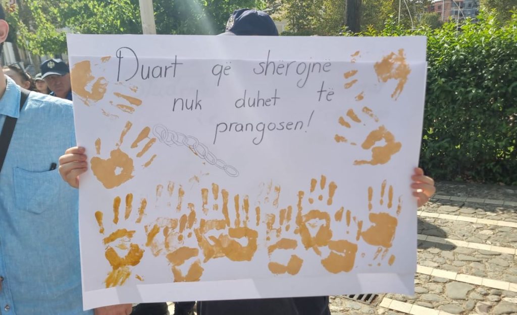 "Të vendosë drejtësia", studentët protestë para Kuvendit, sot pritet të miratohet projektligji për mjekësinë 1 protesta 3