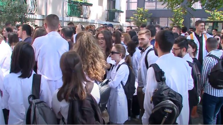 Diploma do merret pas 5 viteve punë, studentët e Mjekësisë mbajnë sot protestën e tyre të tretë protesta e studenteve 770x434 1