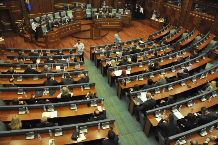 Kuvendi i Kosovës mban një minutë heshtje në kujtim të gjenocidit në Srebrenicë seanca 1 750x498 1