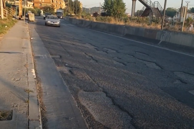 Unaza e Shkozetit me dëmtime, mjetet e rënda dëmtojnë asfaltin shkozet