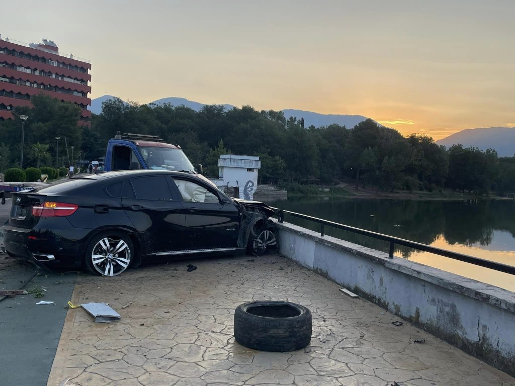 Përfundoi në pedonalen e Liqenit, Policia ka identifikuar drejtuesin e mjetit: Një 26-vjeçar 1 1692689887 1
