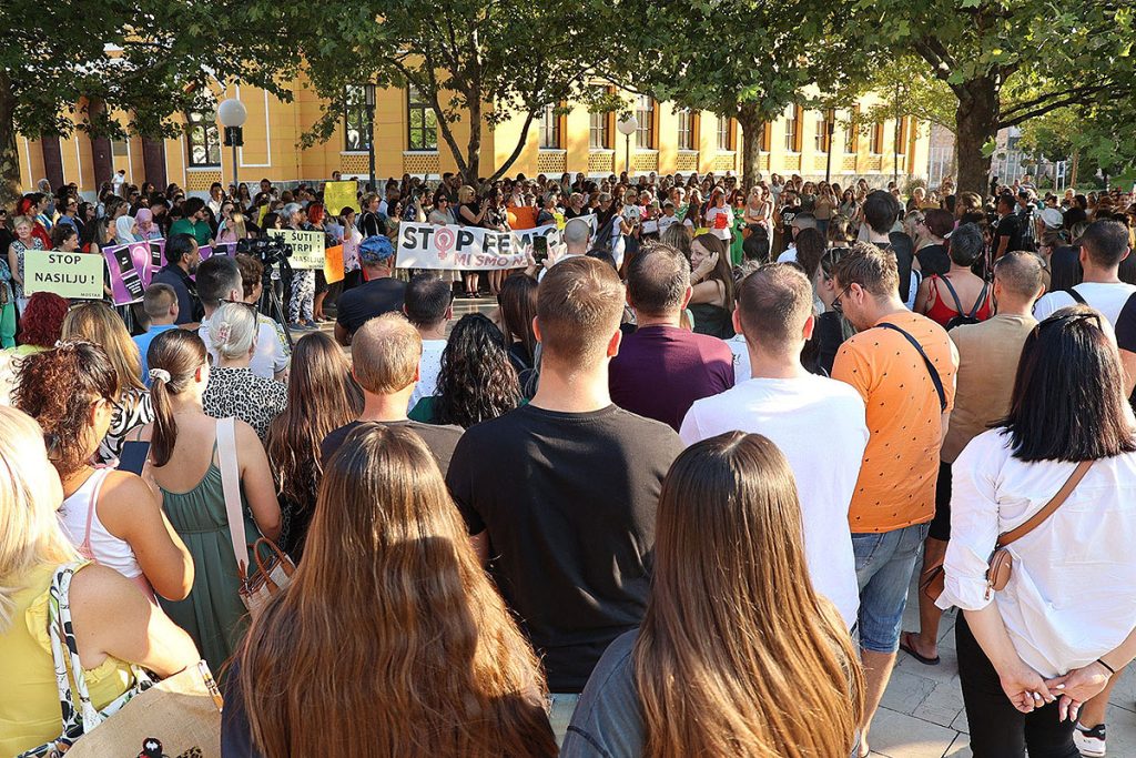 FOTO/ Gruaja u vra live në Instagram, protesta në Bosnjë 1 20 05