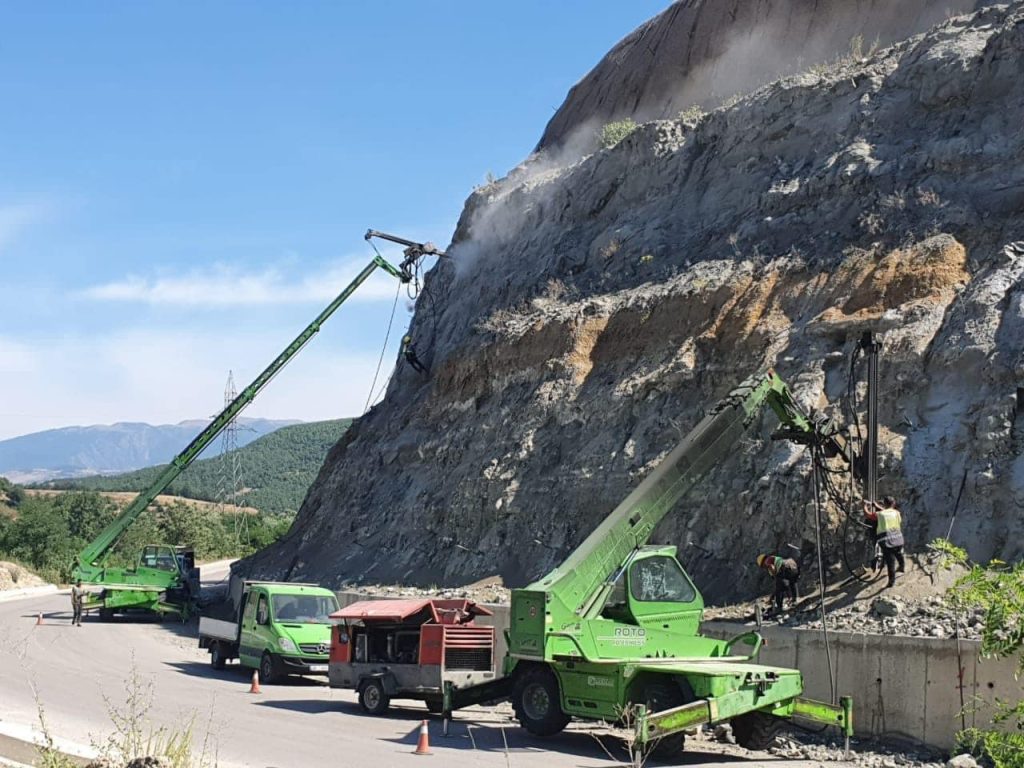 FOTO/ Rama: Avancojnë punimet në dy lote të rrugës Qukës-Qafë Plloçë 1 362680179 844812140347782 5435150262552518993 n