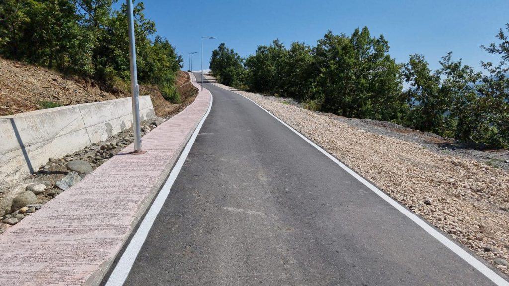 Mbahet premtimi, përfundon asfaltimi i rrugës në Fshatin “Batër e Vogël” në Mat 366660944 789314003193817 1771567330861318652 n