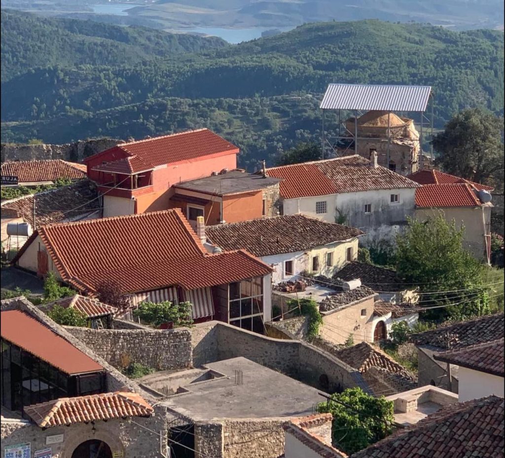 FOTO/ “Bonusi i Rijetëzimit”, Rama: Ruhet etnografia mesjetare në shtëpitë e Kalasë së Krujës 1 369587694 854877726007890 2127874335449283746 n