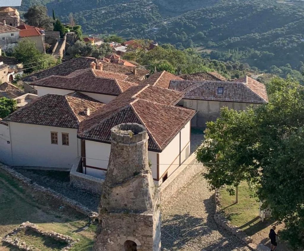 FOTO/ “Bonusi i Rijetëzimit”, Rama: Ruhet etnografia mesjetare në shtëpitë e Kalasë së Krujës 2 369699269 854877682674561 652688883456267557 n