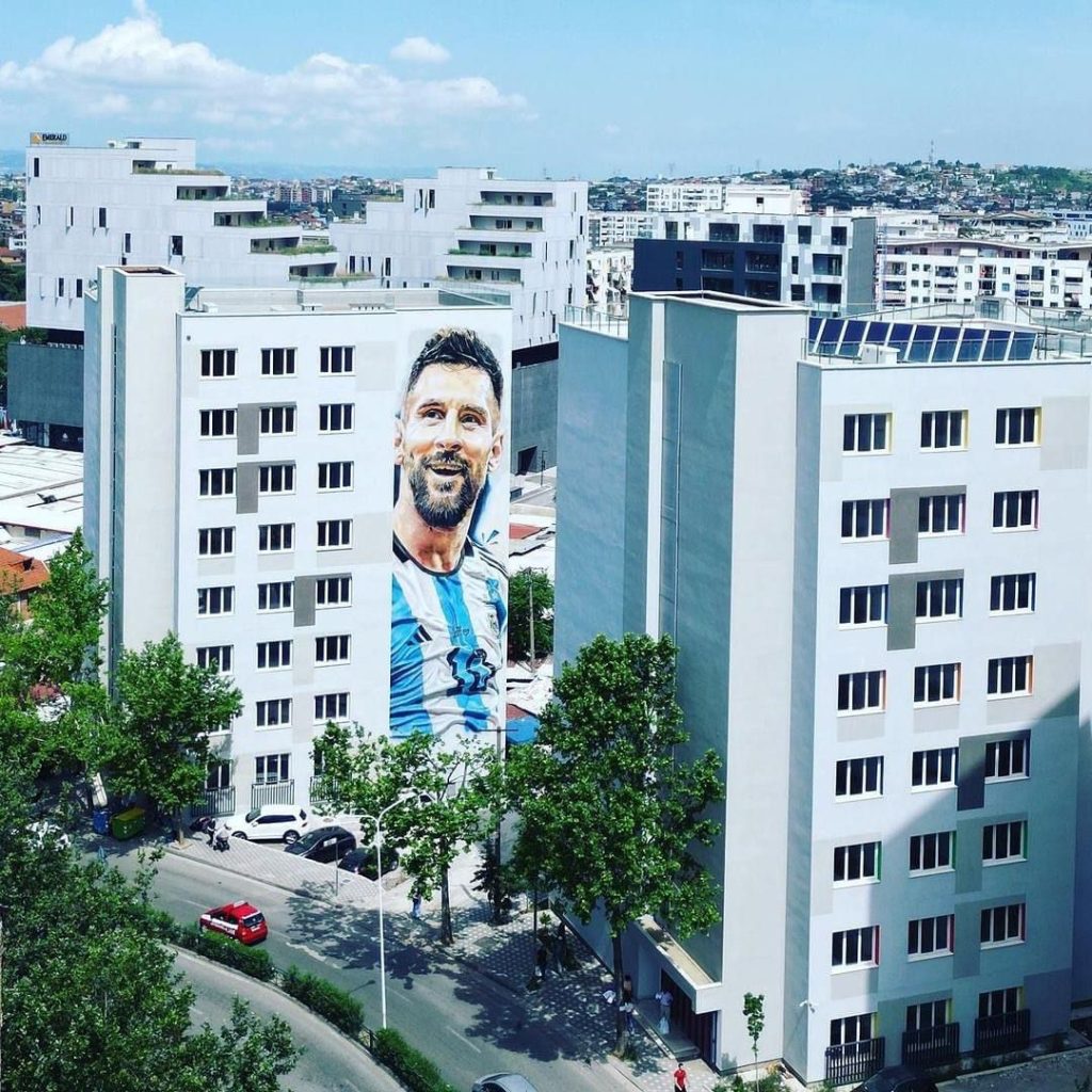 FOTO/ Muralet, dimension i ri në jetën e banorëve të kryeqytetit dhe turistëve 1 5f4e6703 da64 4c55 b4c9 bb21ec87ca59