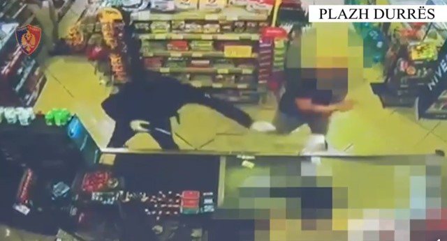 VIDEO / Me maskë në kokë dhe me pitoletë në duar, 20-vjeçari në Durrës tentoi të vidhte marketin 640 0 screenshot 2 1691742963