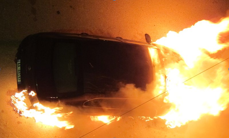 Udhëtuan nga Vlora drejt Durrësit dhe i vunë flakën automjetit, e pësojnë keq dy të rinj 800 0 64d634b7d48a3