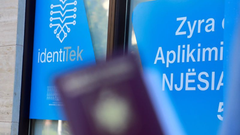 Kartat e ID dhe pasaportat e reja tashmë tek ‘IdentiTek’, ja kur nisin aplikimet, ministria sqaron hapat 800 0 aa0cd2b83d046f99ae6050b0c019d8b7